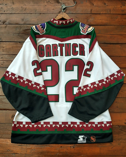 Hockey jersey with 'Gartnecr' and number '22' on a wooden background